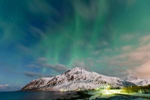 aurores boréales sur la mer à vareid, îles lofoten, norvège en hiver. photo