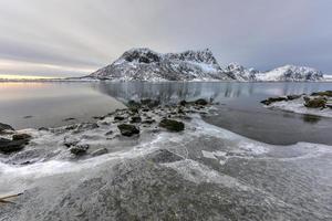 reflet de vagspollen au lever du soleil dans les îles lofoten, norvège en hiver. photo