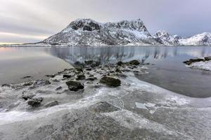 reflet de vagspollen au lever du soleil dans les îles lofoten, norvège en hiver. photo