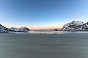 aube sur la plage de haukland, îles lofoten, norvège en hiver. photo