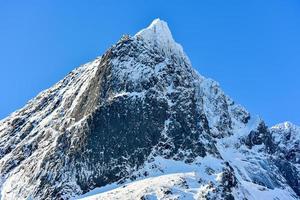 boosen par bo avec sommet de montagne. dans les îles lofoten, norvège en hiver. photo