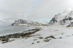 plage d'utakliev dans les îles lofoten, norvège en hiver. photo