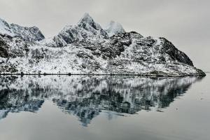 montagnes et côte de maervoll, îles lofoten, norvège photo