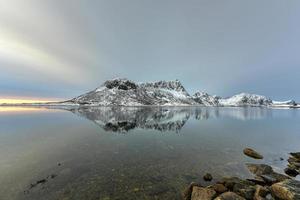 reflet de vagspollen au lever du soleil dans les îles lofoten, norvège en hiver. photo