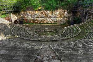 théâtre grec construit pour l'exposition internationale de barcelone de 1929. cet amphithéâtre a été construit selon le modèle grec traditionnel dans le parc de montjuic. photo
