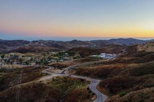 vue panoramique sur la célèbre route de mulholland dans le sud de la californie au coucher du soleil. photo