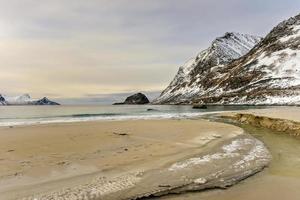 plage de haukland dans les îles lofoten, norvège en hiver. photo