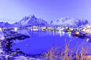 hiver à reine, îles lofoten, norvège. photo