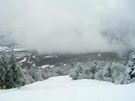 Sentiers couverts de neige dans une station de ski d'hiver dans le Vermont photo