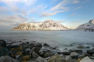 plage de skagsanden dans les îles lofoten, norvège en hiver. photo