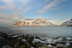 plage de skagsanden dans les îles lofoten, norvège en hiver. photo