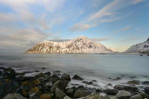plage de skagsanden dans les îles lofoten, norvège en hiver. photo