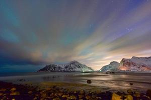 plage de skagsanden dans les îles lofoten, norvège la nuit en hiver. photo