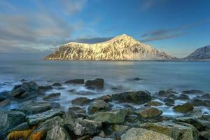 plage de skagsanden dans les îles lofoten, norvège en hiver. photo