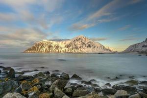 plage de skagsanden dans les îles lofoten, norvège en hiver. photo