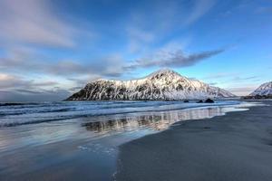plage de skagsanden dans les îles lofoten, norvège en hiver. photo
