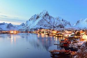 hiver à reine, îles lofoten, norvège. photo