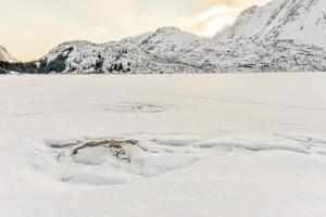 lac enneigé storvatnet dans les îles lofoten, norvège en hiver. photo