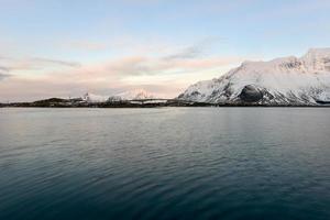 paysage d'hiver le long des ponts fredvang dans les îles lofoten, norvège. photo