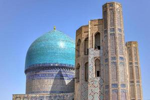 mosquée bibi khanym à samarcande, ouzbékistan. au XVe siècle, c'était l'une des plus grandes et des plus magnifiques mosquées du monde islamique. photo