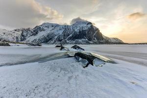 plage de galets pittoresque à eggum, îles lofoten, arctique, norvège, scandinavie, europe par une journée d'hiver nuageuse. photo