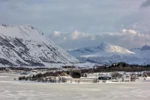 hauklandsvatnet dans les îles lofoten, norvège en hiver. photo