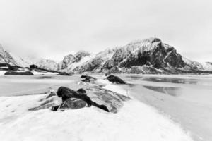 plage de galets pittoresque à eggum, îles lofoten, arctique, norvège, scandinavie, europe par une journée d'hiver nuageuse. photo