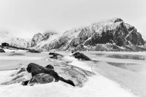 plage de galets pittoresque à eggum, îles lofoten, arctique, norvège, scandinavie, europe par une journée d'hiver nuageuse. photo