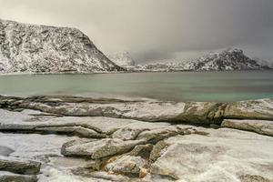 plage de haukland dans les îles lofoten, norvège en hiver au crépuscule. photo