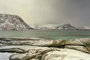 plage de haukland dans les îles lofoten, norvège en hiver au crépuscule. photo