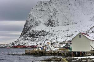 heure d'hiver à reine, îles lofoten, norvège. photo