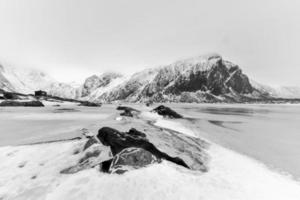 plage de galets pittoresque à eggum, îles lofoten, arctique, norvège, scandinavie, europe par une journée d'hiver nuageuse. photo