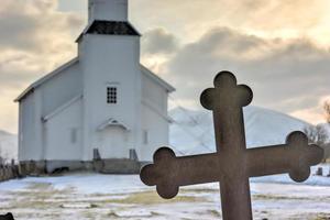 église gimsoy dans les îles lofoten en hiver. c'est une église paroissiale de la municipalité de vagan dans le comté de nordland, en norvège. photo