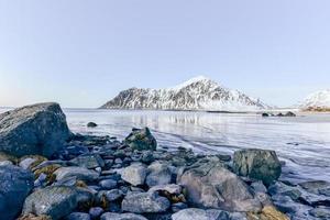 plage de skagsanden dans les îles lofoten, norvège en hiver au crépuscule. photo