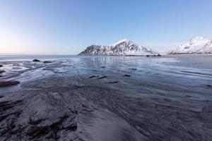 plage de skagsanden dans les îles lofoten, norvège en hiver au crépuscule. photo