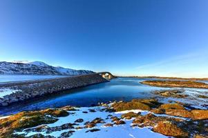 heure d'hiver le long des ponts fredvang dans les îles lofoten, norvège. photo