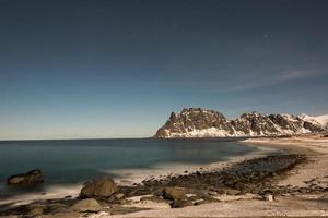 aurores boréales sur la mer à la plage d'utakleiv, îles lofoten, norvège en hiver. photo
