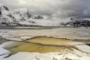 flakstadoya dans les îles lofoten, norvège en hiver par temps nuageux. photo