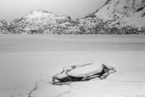 lac storvatnet devant le paysage des montagnes lofoten sur l'île flakstadoy en hiver. photo