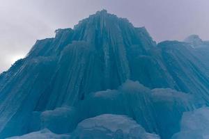 glaçons bleus translucides dans un mur de glace gelé. photo