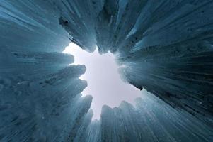 glaçons bleus translucides dans un mur de glace gelé. photo