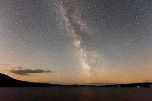 vue sur les étoiles et la voie lactée depuis cranberry lake, new york. photo