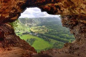 vue à travers la grotte de la fenêtre à arecibo, porto rico. photo