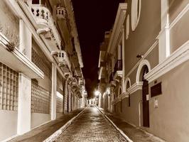 rue de la ville dans le vieux san juan, porto rico la nuit. photo