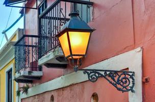 lampe de style colonial le long de l'escalier des religieuses dans le vieux san juan, porto rico. photo