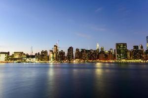 vue sur les toits de la ville de new york depuis le parc du portique, la ville de long island, les reines. photo