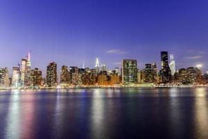 vue sur les toits de la ville de new york depuis le parc du portique, la ville de long island, les reines. photo