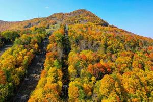 montagne de ski de chasseur colorée dans le nord de l'état de new york pendant le pic du feuillage d'automne. photo