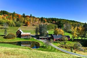 Surplombant une ferme paisible de la Nouvelle-Angleterre à l'automne, Woodstock, Vermont, États-Unis photo