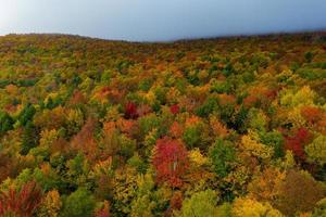 vue aérienne du vermont et de la région environnante pendant le pic de feuillage à l'automne. photo